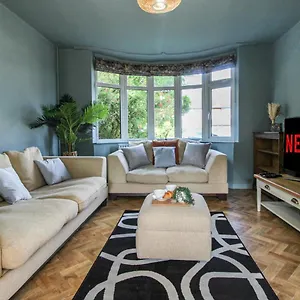 Elegant 3-bed Home, West Bridgford & Large Garden Nottingham